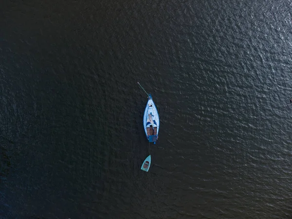 Gölde Yüzen Bir Teknenin Havadan Görünüşü — Stok fotoğraf