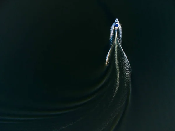 Bovenaanzicht Vanuit Lucht Van Een Boot Die Het Meer Vaart — Stockfoto