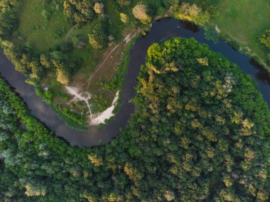 Nehrin üzerindeki yeşil ormandaki hava manzarası. İHA fotoğrafı