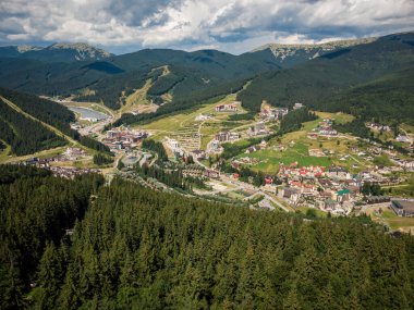 Yazın Ukrayna Karpatlar 'daki Bukovel' in hava aracı görüntüsü