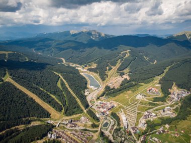 Yazın Ukrayna Karpatlar 'daki Bukovel' in hava aracı görüntüsü
