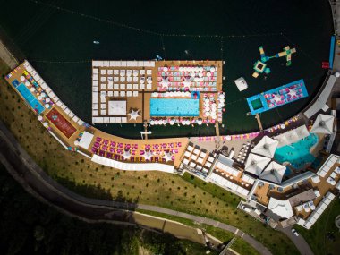 Yazın Ukrayna Karpatlar 'daki Bukovel' in hava aracı görüntüsü