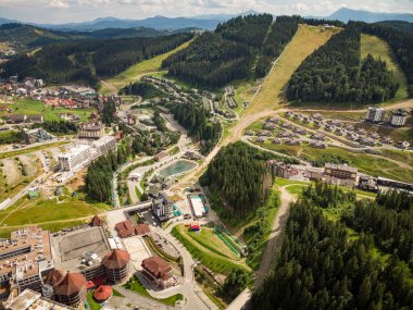 Yazın Ukrayna Karpatlar 'daki Bukovel' in hava aracı görüntüsü
