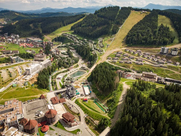 Yazın Ukrayna Karpatlar 'daki Bukovel' in hava aracı görüntüsü