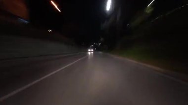 Hareket bulanıklığı ve ışık yollarıyla gece şehir sürüşü hipersürati, şehir yolunda hareket halindeki bir arabadan çekiliyor. Hızlı seyahat atmosferi, hız, modern şehir gece hayatı..