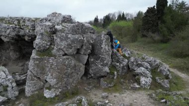 Kayalık mağaraları ve kumlu arazide kireçtaşı oluşumlarını keşfeden çocuklar. Engebeli doğal ortamda merak, keşif ve doğa içeren açık hava maceraları..