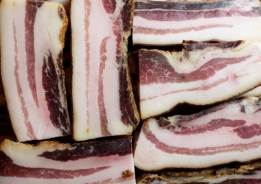 Ev yapımı tütsülenmiş pastırma. Geleneksel yöntemlerle üretilen organik tarım ürünleri. Pastırma yakın planda dilimler.