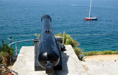 Eski bir top Adriyatik denizi, Rovinj, Istria bölgesi, Hırvatistan 'ı izliyor. Rovinj 'de antik top