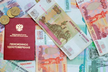 emeklilik belgesi ve Rus parası