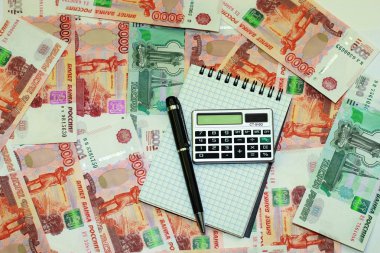 Kalem, not defteri ve Rusça bir arka plan üzerinde mon yalan hesap makinesi