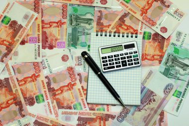 Defter, kalem ve Rus mo bir arka plan üzerinde yalan hesap makinesi