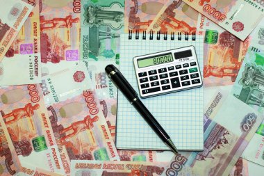 Kalem, not defteri ve Rusça bir arka plan üzerinde mon yalan hesap makinesi