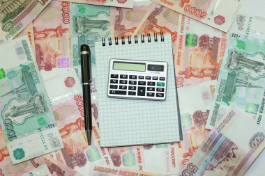 Defter, kalem ve Rus mo arka plan üzerinde hesap makinesi