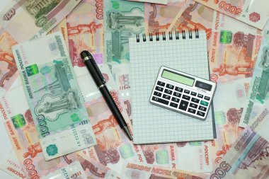 Kalem, Not defteri ve Rusya Pzt arka plan üzerinde hesap makinesi