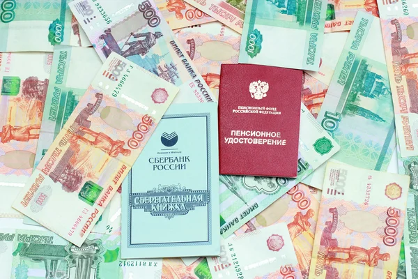 Certificado de pensão, caderneta e dinheiro russo — Fotografia de Stock