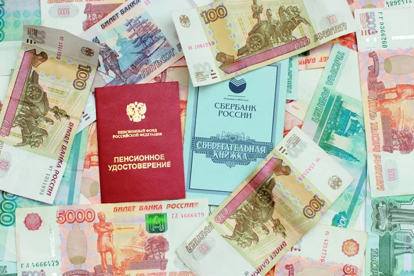 Rus parası, emeklilik belgesi ve tasarruf kitap portre