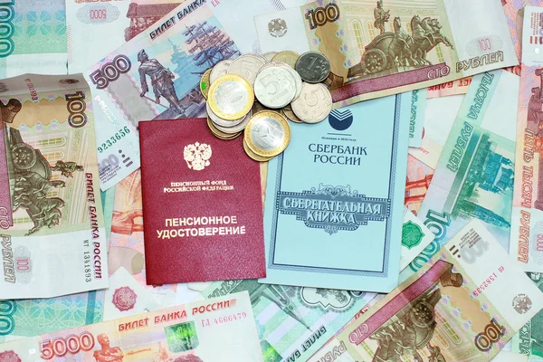 Pasaporte y certificado de pensión se encuentran en el dinero ruso — Foto de Stock