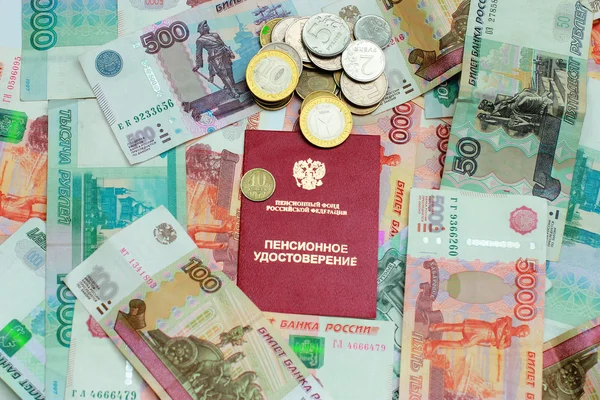 Dinero ruso y certificado de pensión — Foto de Stock