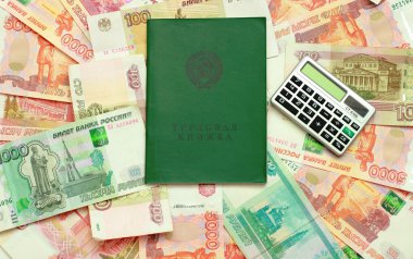 Çalışma kitabı ve hesap makinesi üzerinde Rus parası yalan kapat