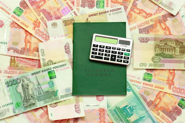 Arbeitsbuch und Taschenrechner auf russischem Geld — Stockfoto