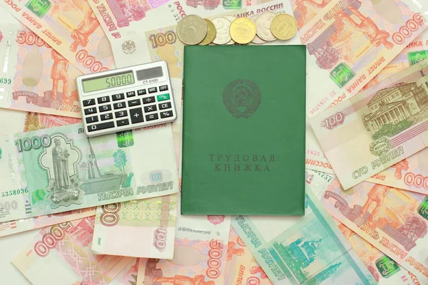 Libro de trabajo y calculadora acostado en el dinero ruso — Foto de Stock