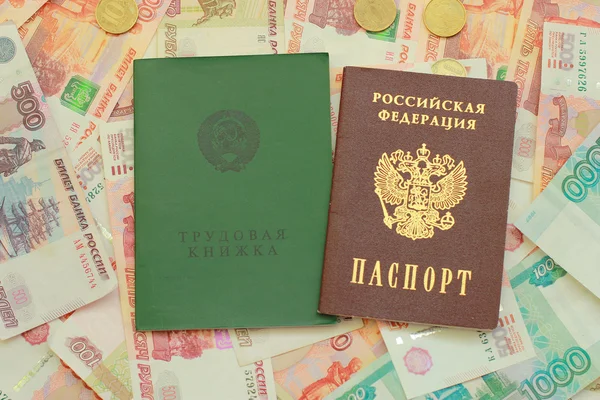 Libro de trabajo y un pasaporte ruso se encuentran en el dinero ruso — Foto de Stock