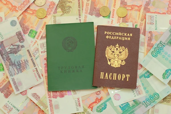 Pasaporte ruso y el historial de empleo están en el dinero ruso —  Fotos de Stock