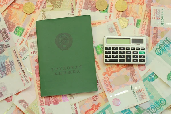 Kalkulator na rosyjskich pieniędzy i pracy książki — Zdjęcie stockowe