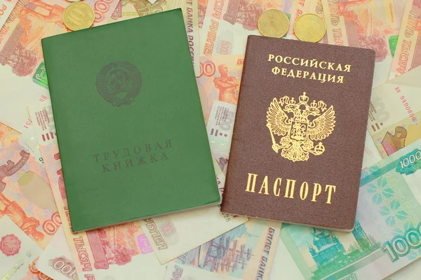 Libro de trabajo y un pasaporte ruso se encuentran en el dinero ruso de cerca — Foto de Stock
