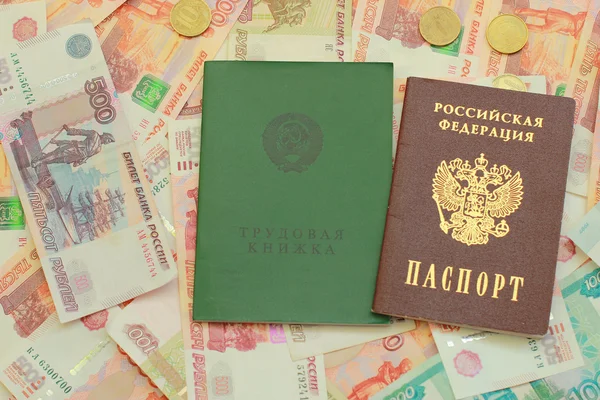 Pasaporte ruso y el historial de empleo están en el dinero ruso — Foto de Stock