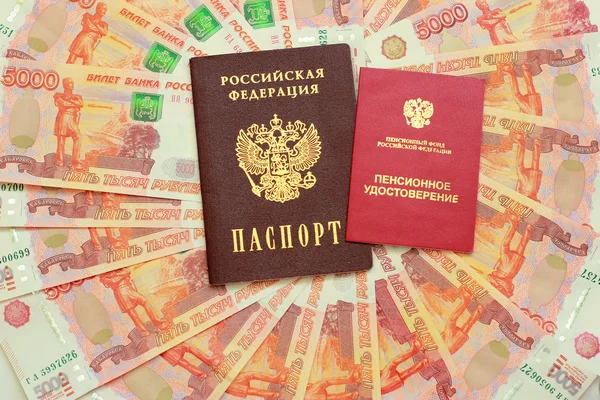 Emeklilik sertifika ve para bir arka plan üzerine bir Rus pasaportu