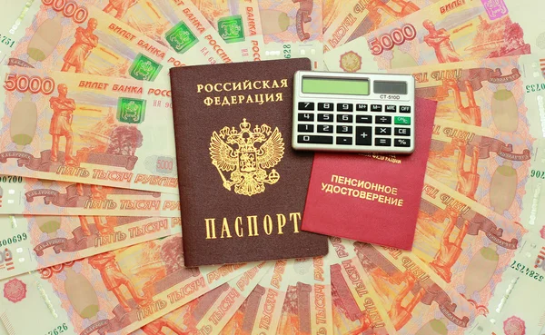 Emeklilik belgesi, pasaport ve arka plan o hesap makinesi