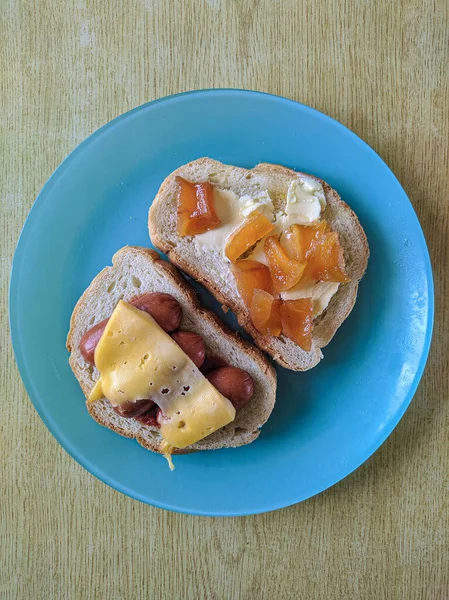 Photo Des Sandwichs Petit Déjeuner Avec Saucisses Fromage Confiture Abricot — Photo