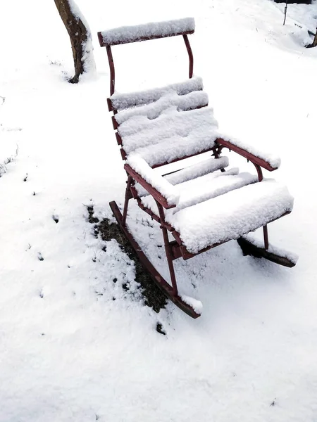 冬季花园被雪覆盖的躺椅的照片 — 图库照片