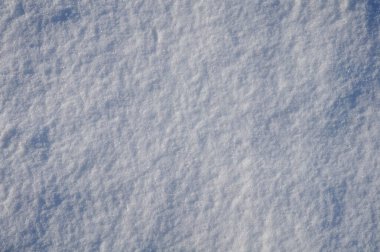 Güneşli bir günde soğuk kar arkaplanının fotoğraf çekimi