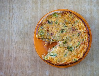 Tütsülenmiş somon, Brüksel lahanası ve ev yapımı peynirli turta..