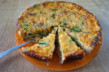 Tütsülenmiş somon, Brüksel lahanası ve ev yapımı peynirli turta..