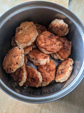 Masadaki tavada pişmiş tavuk pirzolası resmi.