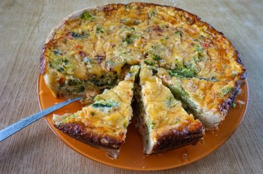 Tütsülenmiş somon, Brüksel lahanası ve ev yapımı peynirli turta..