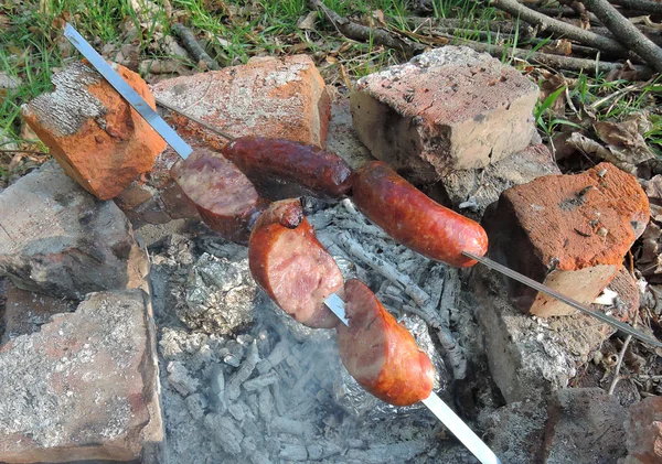 Saucisses grillées sur le gril — Photo