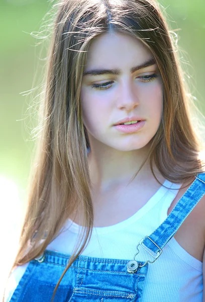 Portrait of a beautiful young thoughtful girl — Stock Photo, Image