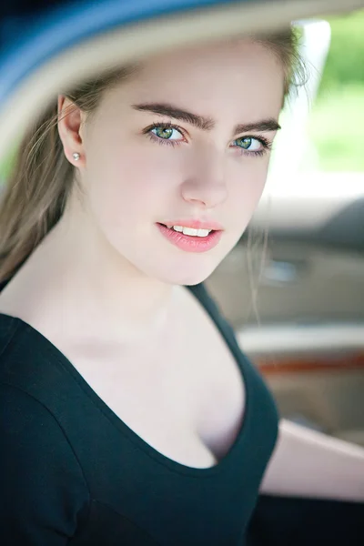 Porträtt av en vacker flicka — Stockfoto