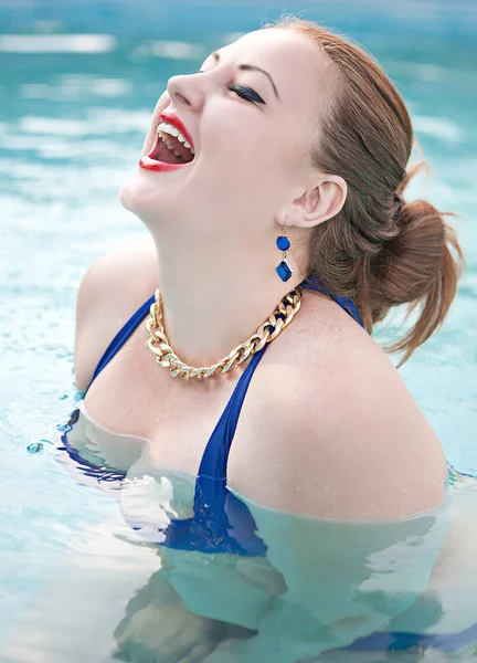 Vacker flicka i poolen — Stockfoto