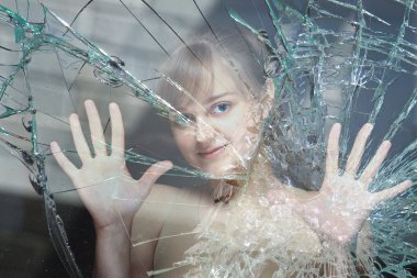 kırık cam potreskanym arkasındaki kız