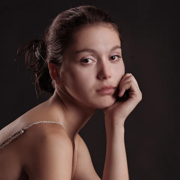 Portret van een meisje op een donkere achtergrond — Stockfoto