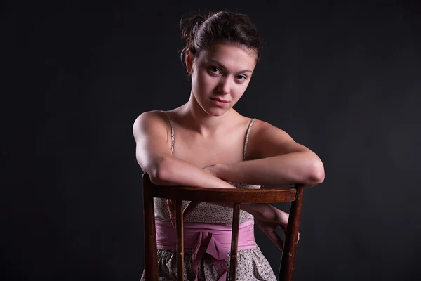 Portret van een meisje op een donkere achtergrond — Stockfoto