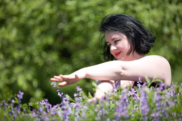 Vacker kvinna i blommor — Stockfoto