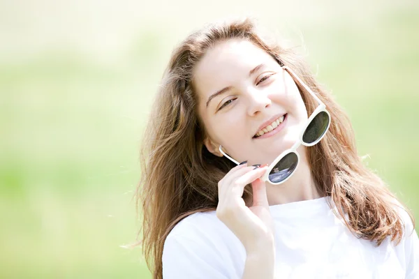 Portrait d'une jeune fille avec des lunettes — Photo