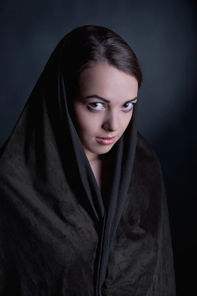 Portrait de belle brune dans une cape — Photo