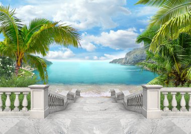 Palmiye ağaçlarıyla mavi denize in.